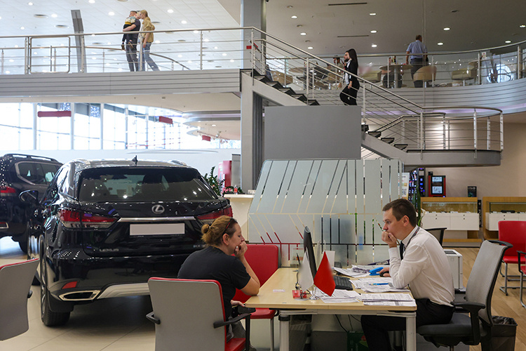    Второй год подряд самым урожайным месяцем в Татарстане оказывается октябрь. Это тренд искусственный, завязанный на даты корректировки утильсбора. Если в среднем по году в месяц продавалось почти 5,2 тыс. авто, то в октябре было поставлено на учет 8,2 тысяч.   
Фото: © Shatokhina Natalia /news.ru / www.globallookpress.com