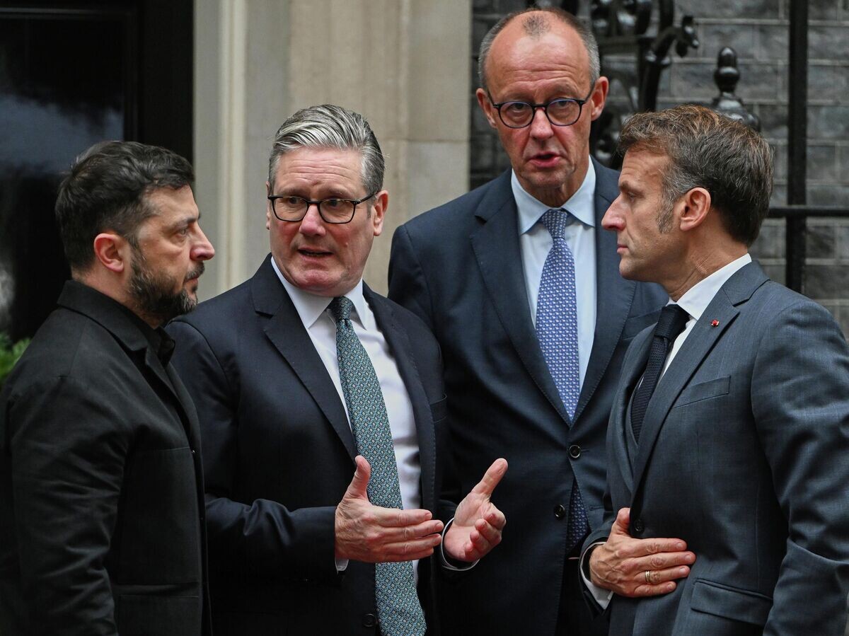    Владимир Зеленский, Кир Стармер, Фридрих Мерц и Эммануэль Макрон во время встречи в Лондоне | © AP Photo / Thomas Krych
