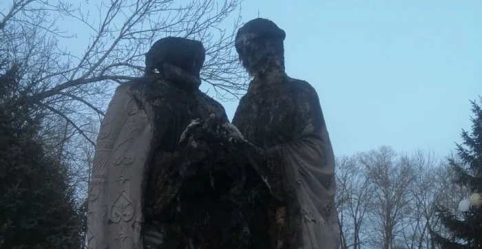 Законопослушному человеку кажется, что бронзовый памятник поджечь нельзя, но хулиганы сумели / Фото: телеграм-канал Мария Костюк