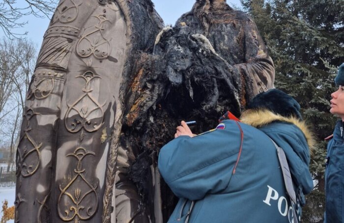               Пожарные дознаватели осматривают повреждённый памятник / Фото / Управление МЧС России по ЕАО