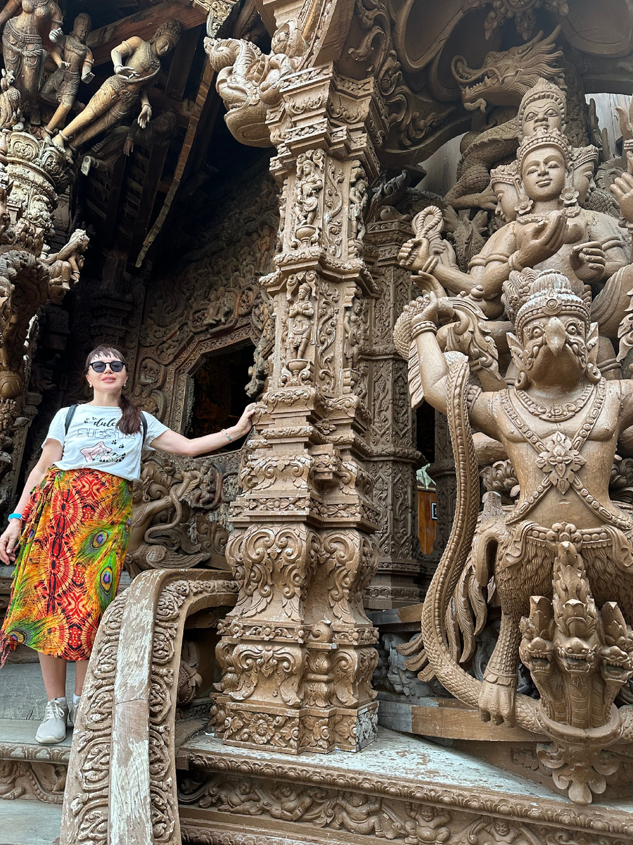 Храм Истины около пляжа. 