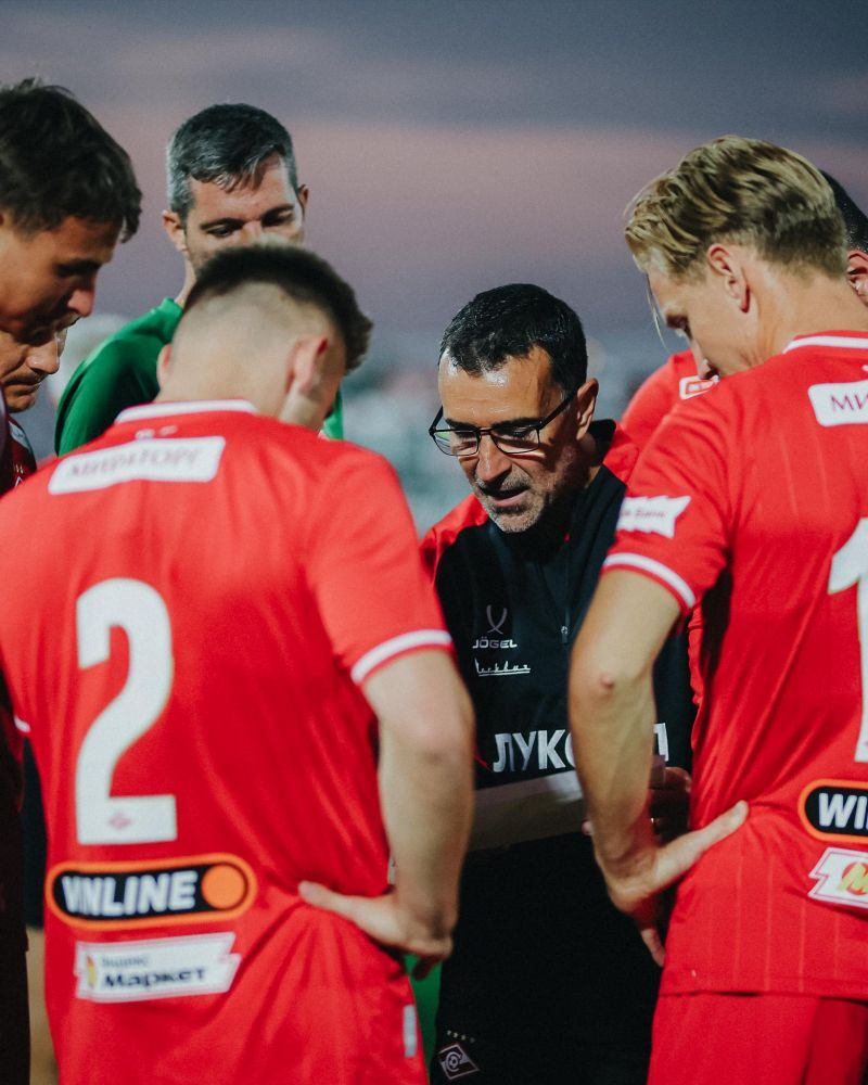 Наставник "Спартака" Хуан Карседо дает футболистам установку на игру. Фото из интернета.