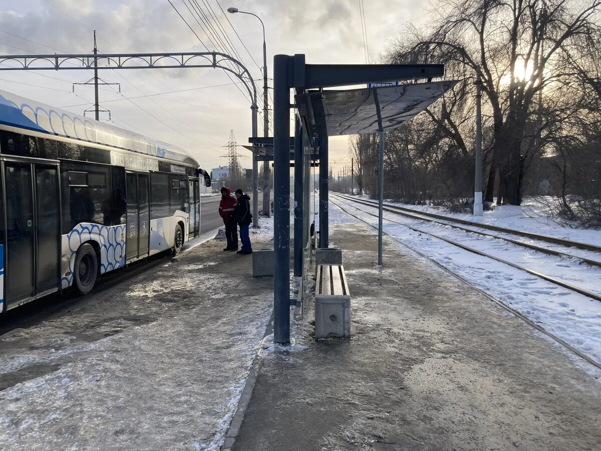 Да, ребят. Это классический дизайн наших современных остановок. С одной стороны трамвайная, с другой - автобусная. Ну и? Хочу в глаза создателю этого посмотреть. Тут еще хоть крыша на месте. Но будет ветер в минус 11, который ощущается как минус 31, или жара наша, когда всё лето плюс пятьдесят? Ни от солнца, ни от ветра тут не укроешься, пока транспорт ждешь. 