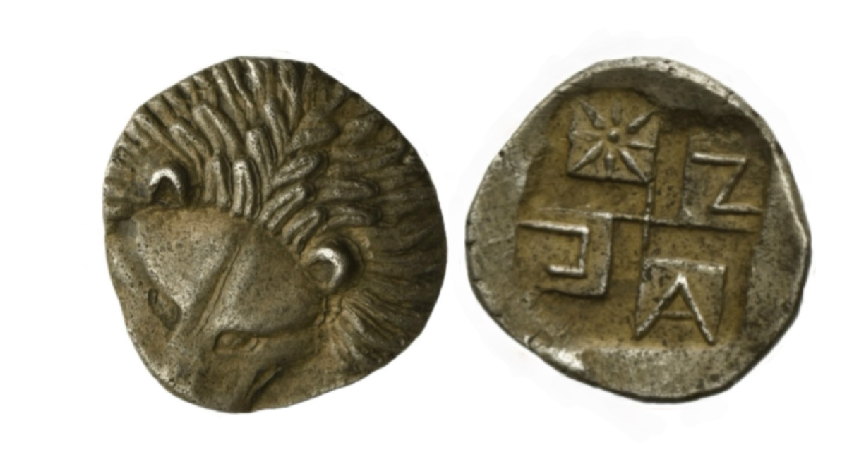 Диобол. Спарток I
Время создания:
438–422 гг. до н.э.
Место создания:
Боспорское царство. Пантикапей
Размер: 1,17x1,17 см, вес – 1,41 г.
Техника: чеканка, серебро