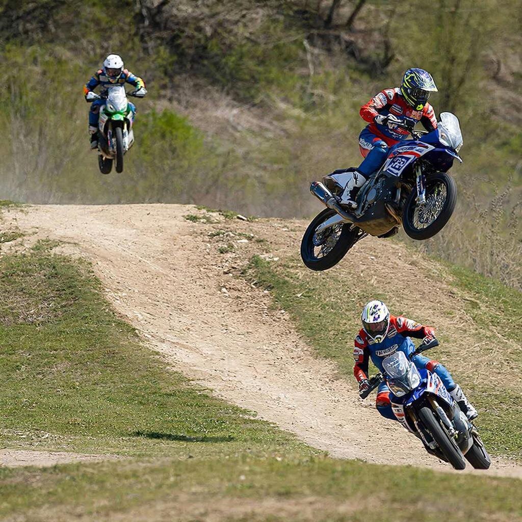Регистрация открыта для всех желающих принять участие в соревнованиях. Организаторы обещают насыщенную программу с захватывающими заездами и зрелищными трюками на сложной трассе карьера.