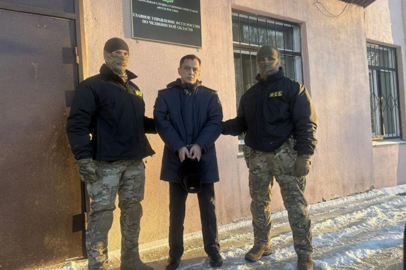    Источник. Оперативники ФСБ и задержанный Виталий Рогозин