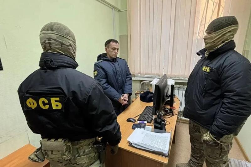    Источник. Задержание сотрудника службы судебных приставов в его кабинете