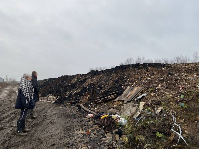 Кирилл и Ольга возле свалки. 