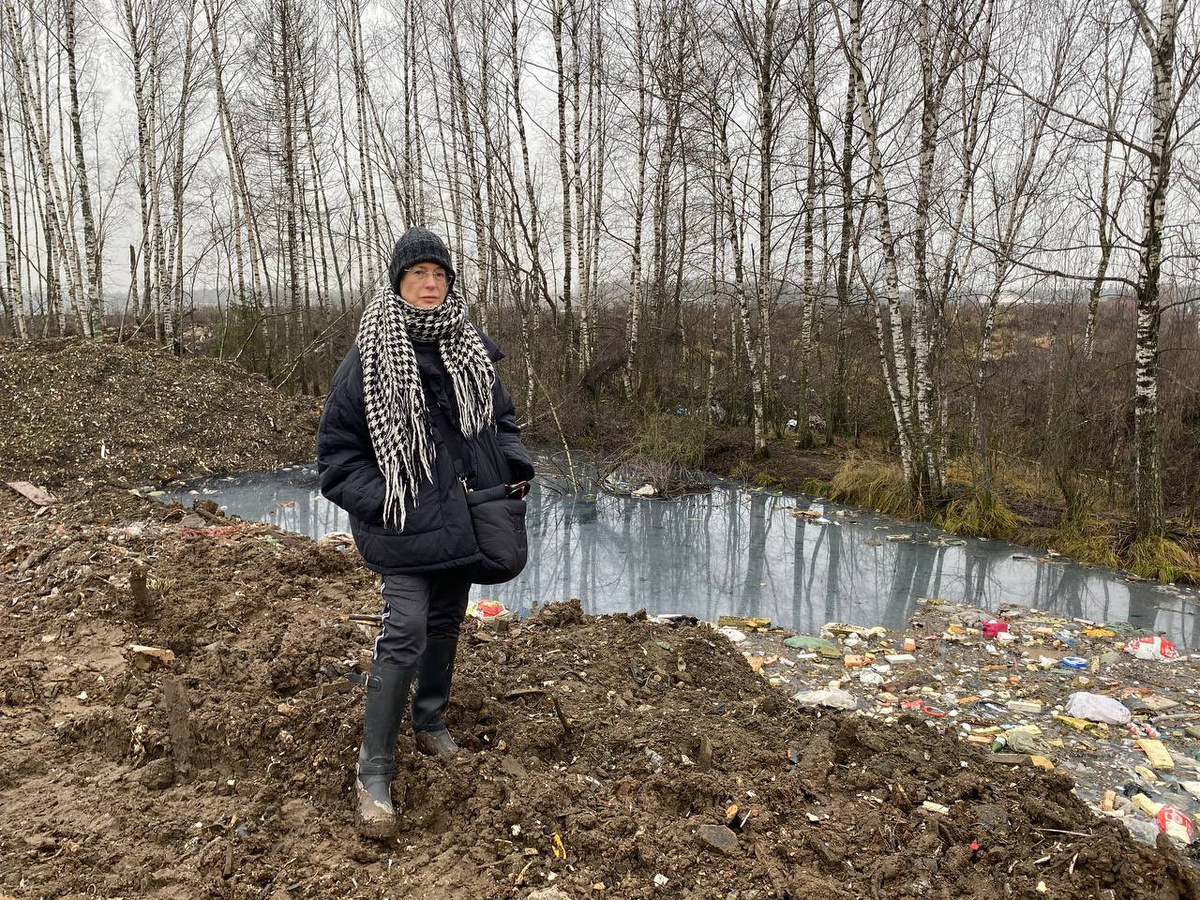 Ольга на месте исчезнувшего пруда. Фото: Анна Садовина