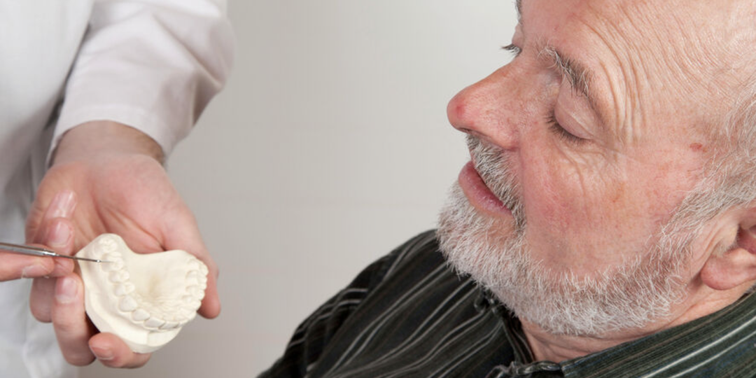 В ОМС призвали включить зубное протезирование для пожилых россиян