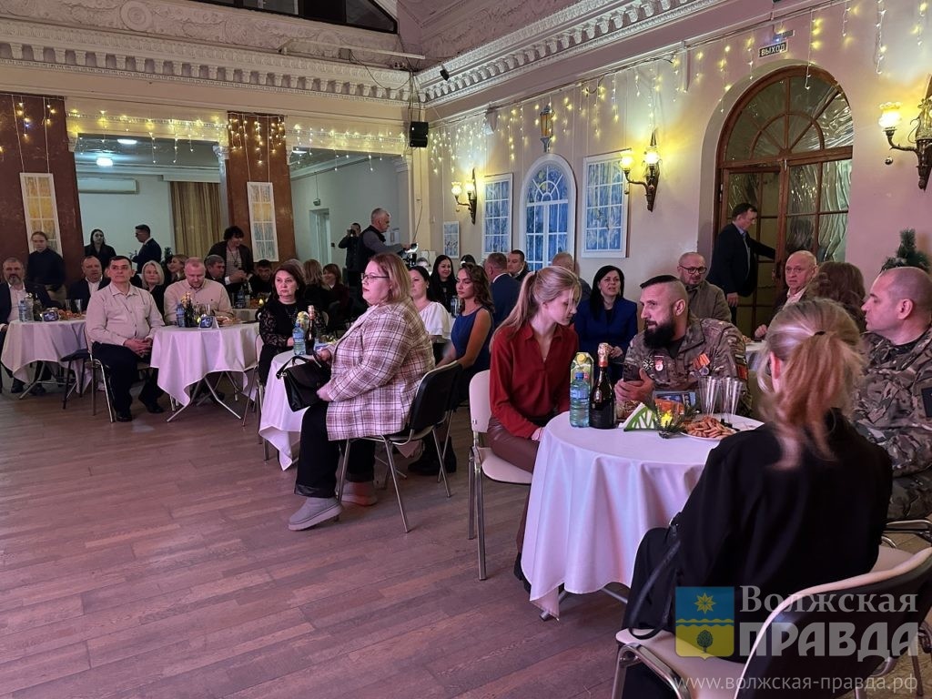     «Голубой огонёк» по-волжски: награждены победители городского конкурса новогоднего оформления «Магия праздника»
