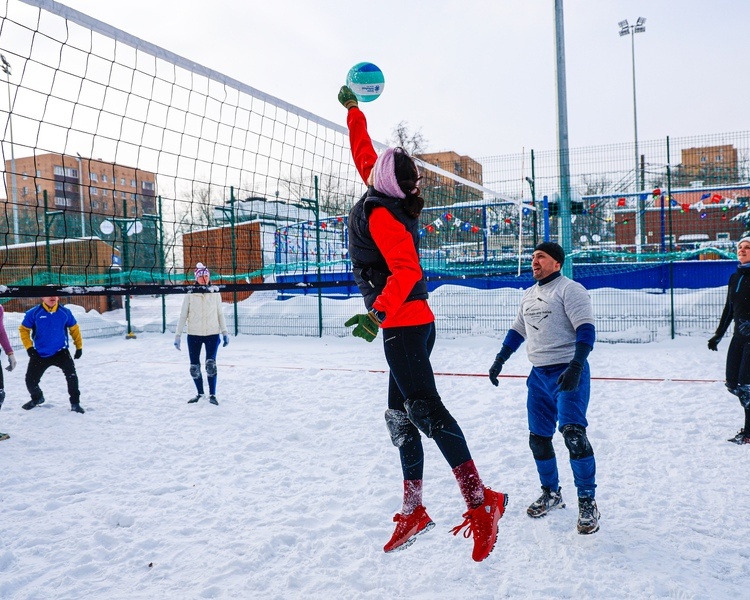     В Курске впервые прошёл турнир по волейболу на снегу