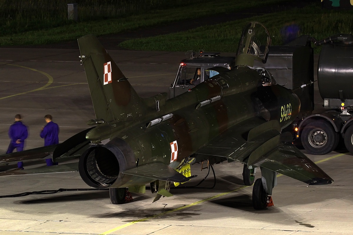 Полученные из Советского Союза «устаревшие и некачественные», по мнению натовских экспертов, истребители-бомбардировщики Сухой Су-22М4 в 2023 г. еще оставались на вооружении ВВС Польши. Фото: D. Figaj // Airliners.net