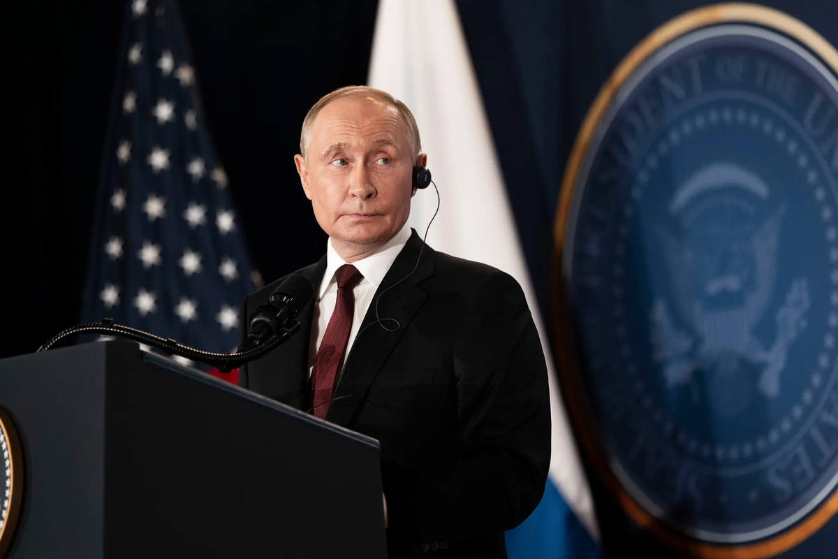 Стоит на трибуне, но на самом-то деле сидит в грязной луже. Согласно последним рассекреченным документам, Джеффри Эпштейн надеялся организовать встречу с президентом России Владимиром В. Путиным.Кредит...Дуг Миллс/The New York Times