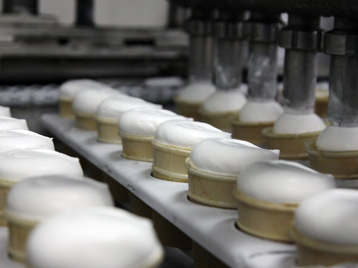    Производственная линия по изготовлению пломбира в вафельных стаканчиках© РИА Новости . Сергей Аверин