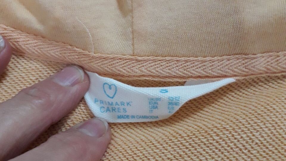 Расспродажа в секонд хенде по 399 рублей за килограмм. Выбрала зипку от Primark