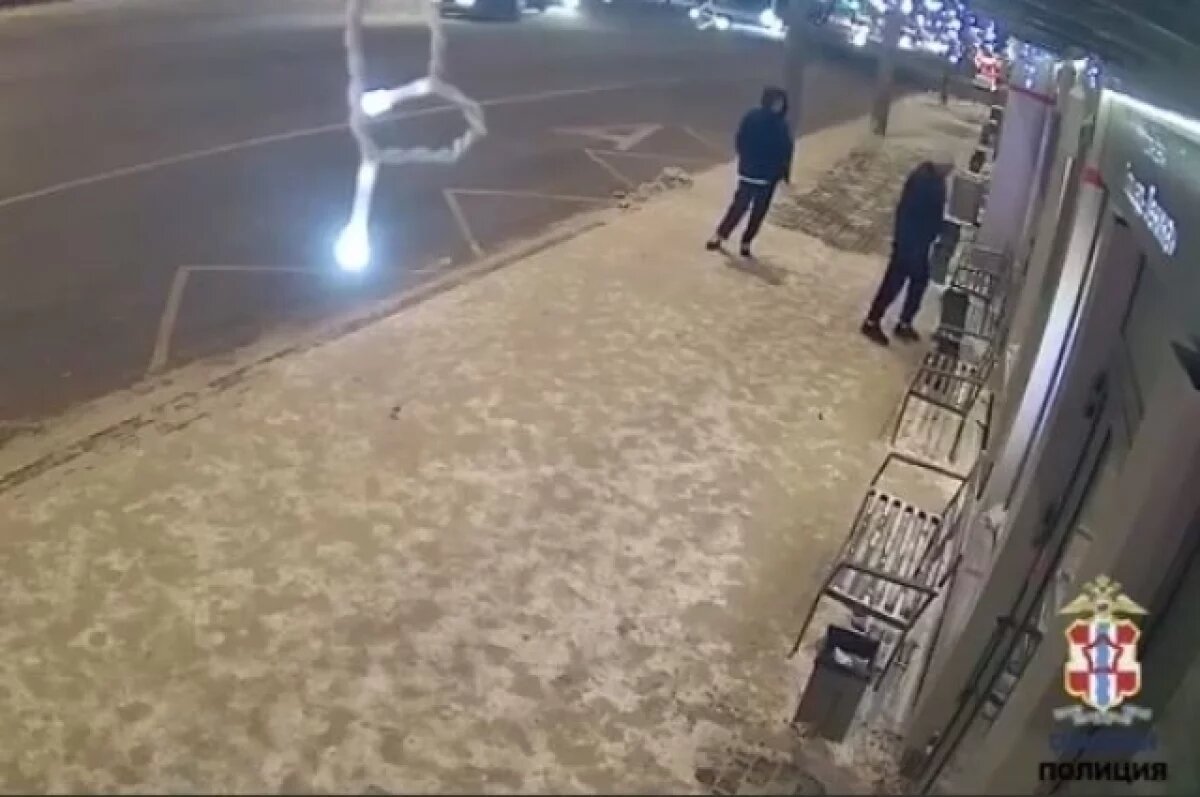    Омич, который разбил дверь тёплой остановки, заплатит 117 тысяч рублей