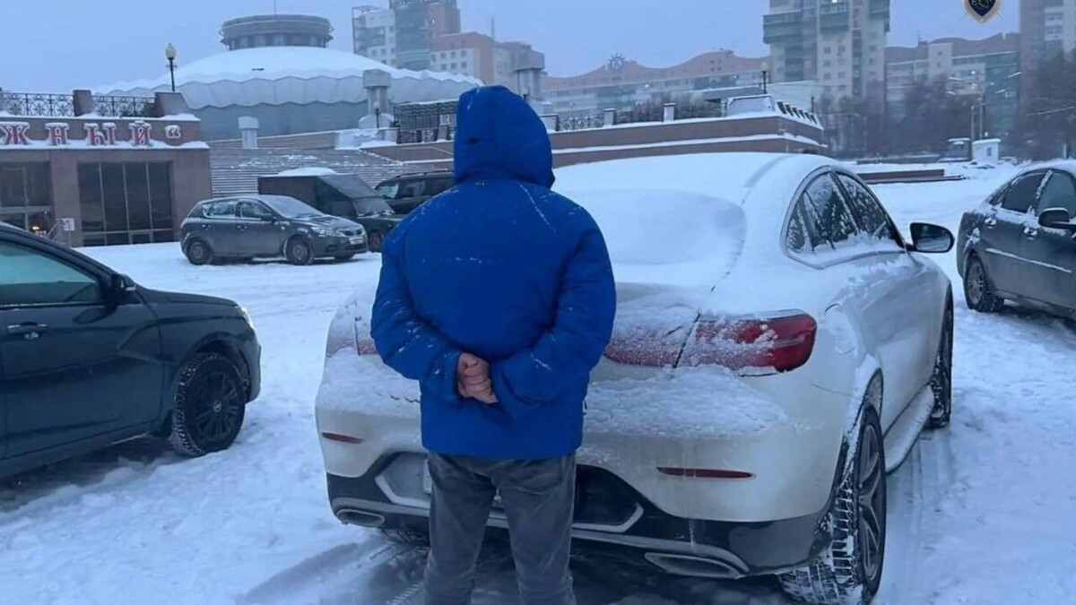    Силовики задержали таджика, пытавшегося дать взятку, чтобы его жену пустили в Россию   СУ СК по Челябинской области