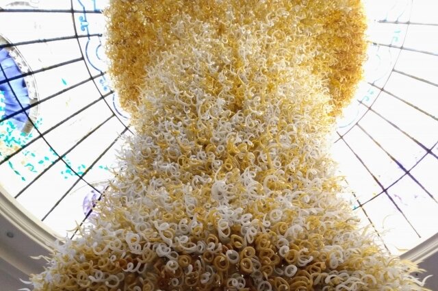    В сети Rixos гостей встречают свежевыжатыми соками и дизайнерскими украшениями. Эта люстра из минералов имитирует морскую пучину. Фото: krsk.aif.ru/ Наталия ТИХОМИРОВА