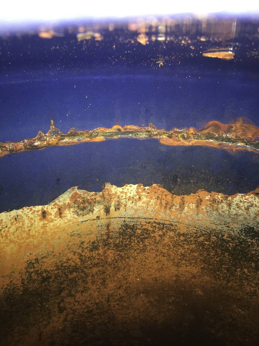 Откуда  именно текло, понять сложно, много очагов коррозии