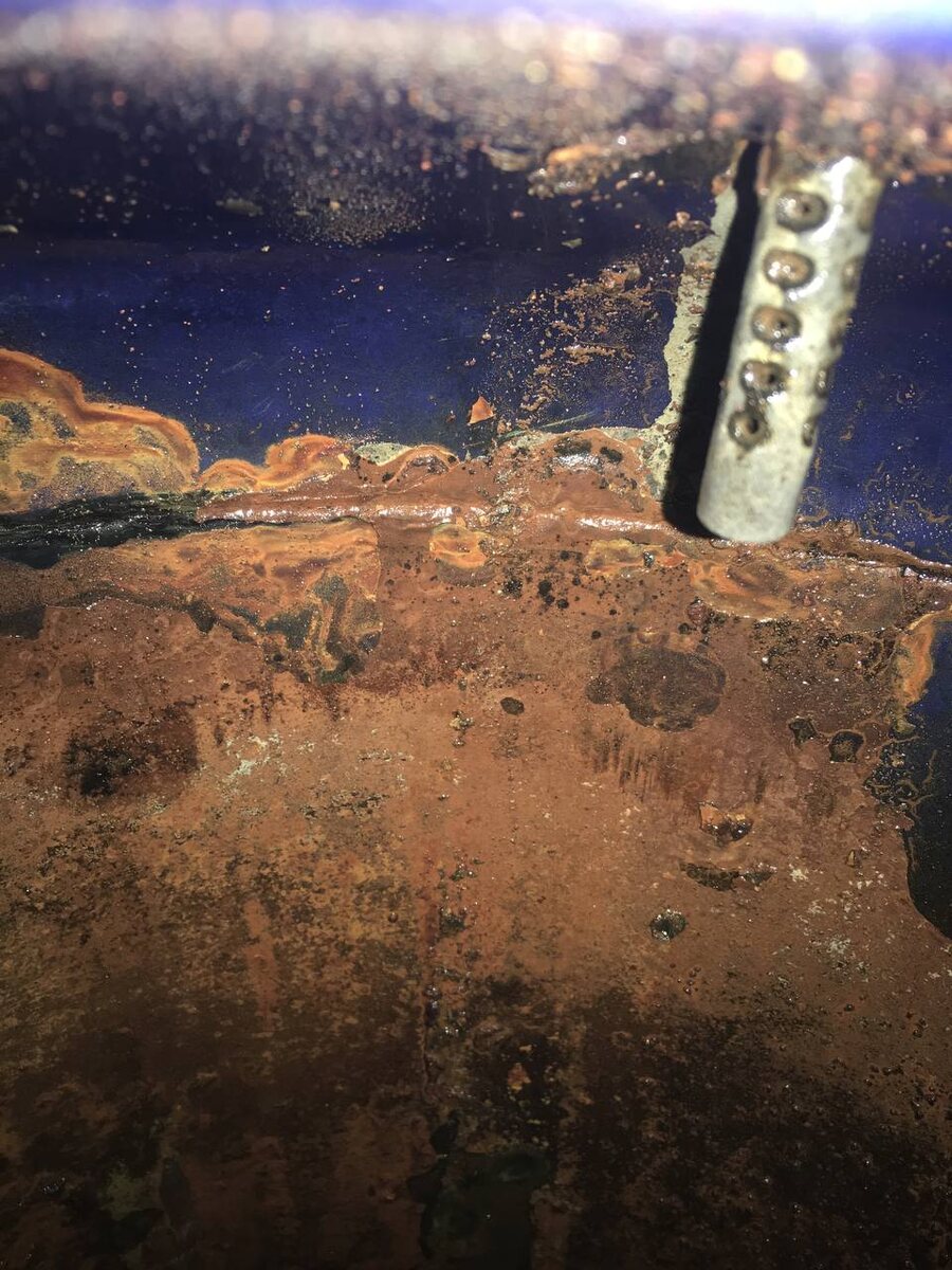 предположительно, на стыках. сверху и снизу 