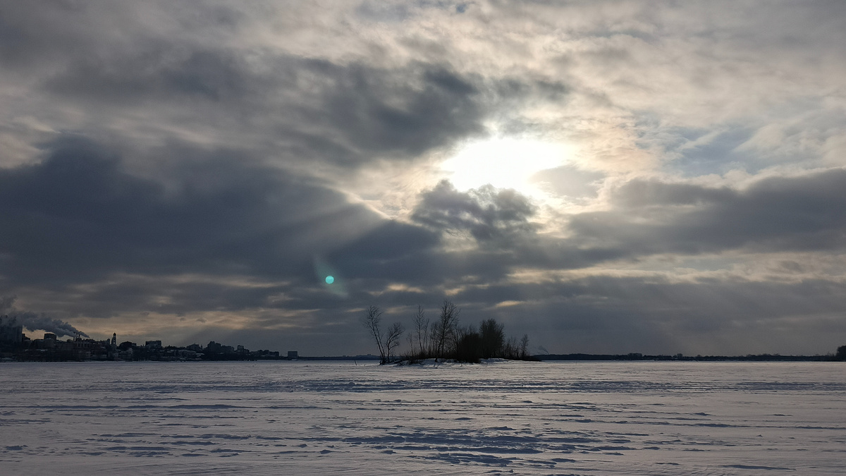 Волга вчера днём во время перехода. Фото автора.