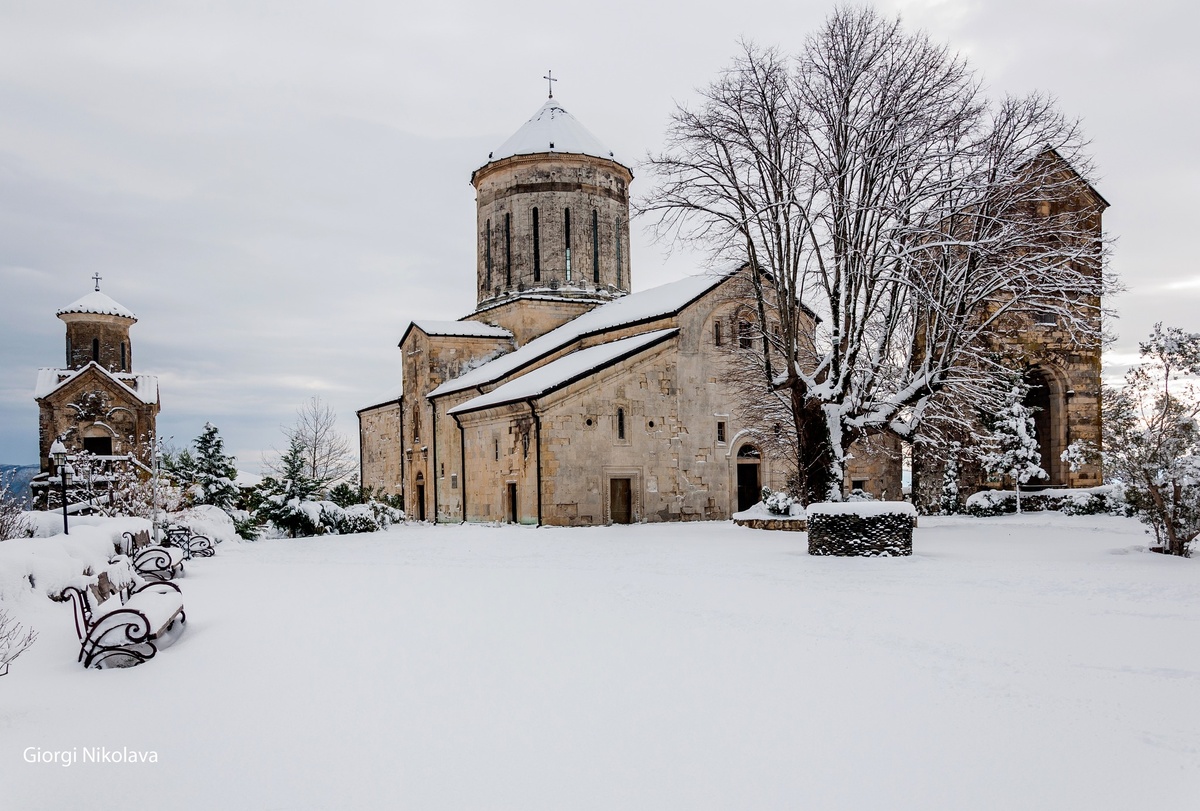 📷Giorgi Nikolava Photography
Монастырь Мартвили в честь Успения Пресвятой Богородицы (груз. მარტვილის მონასტერი)—православный монастырский комплекс в Грузии.Расположен в селе Мартвили Мартвильского муниципалитета края (мхаре)Самегрело-Верхняя Сванетия.