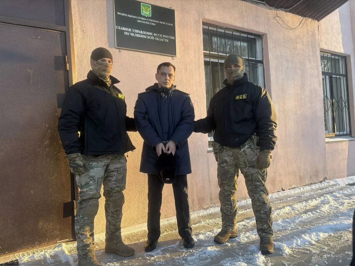 Следственный комитет возбудил в отношении чиновника уголовное дело по части 3 статьи 290 УК РФ (получение взятки).