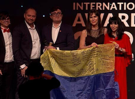 На фото слева направо: Кристоф Нейринк - CEO (директор) Avon, Горан Петрович - управляющий директор Центральной и Восточной Европы, Владимир Нефедов - генеральный директор Avon Украина, Карина Токовенко - генеральный директор Avon Центральная Европа, Анжела Крецу - генеральный директор Avon до 1 января 2024 года и флаг Украины.