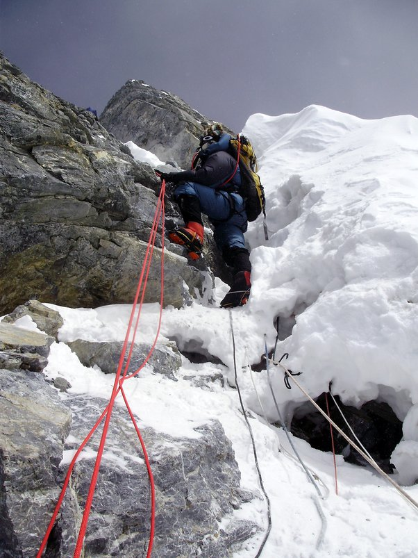 Альпинист Самули Мансикка поднимается по части Ступени Хиллари, расположенной прямо под большим камнем.
