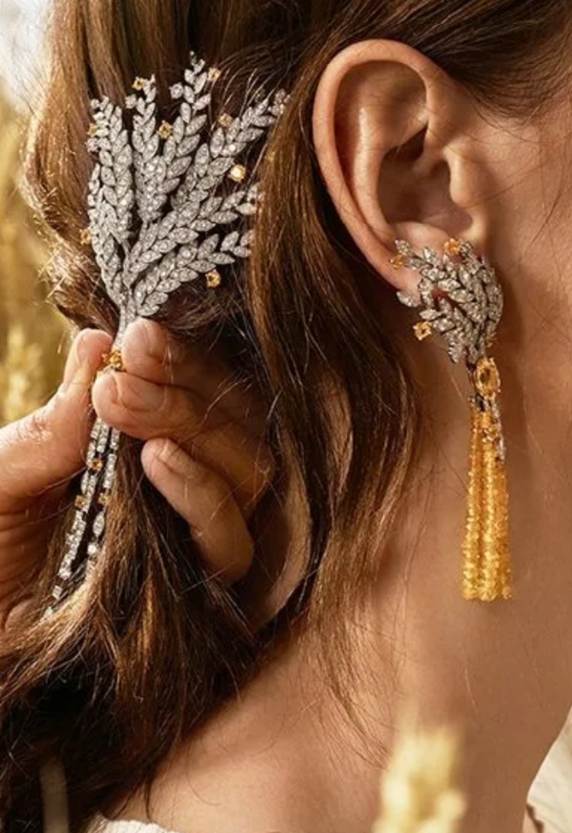 Украшения Шанель.