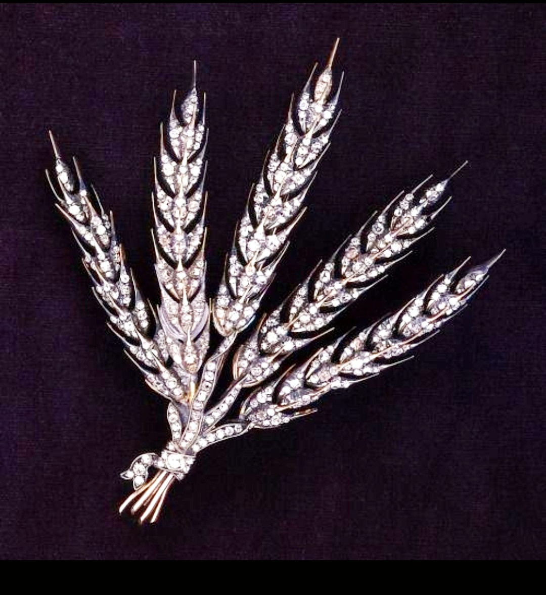 Старинное украшение с бриллиантами.