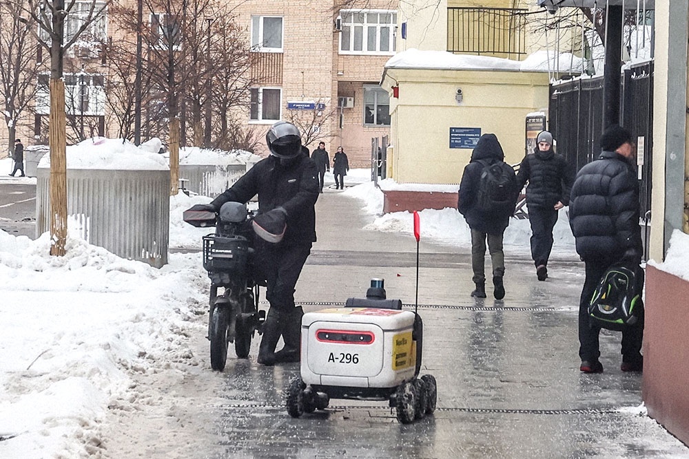   Наибольшей помехой для роботов становятся сильные снегопады, и в такие моменты их число ограничивают. / Сергей Куксин