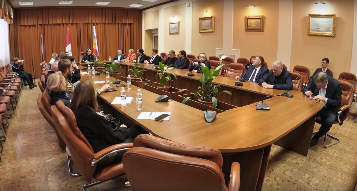 Экспертный клуб Свердловской области не побоялся поднять сложную тему адаптации ветеранов СВО. Кадр транляции ВК-видео.