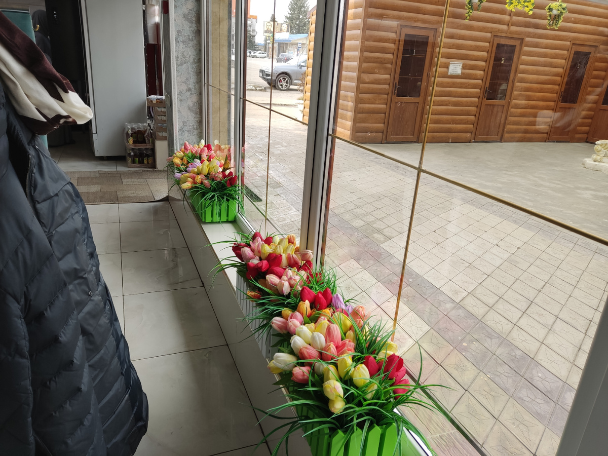 Приветливое кафе в Учкукене, справа - отдельные номера