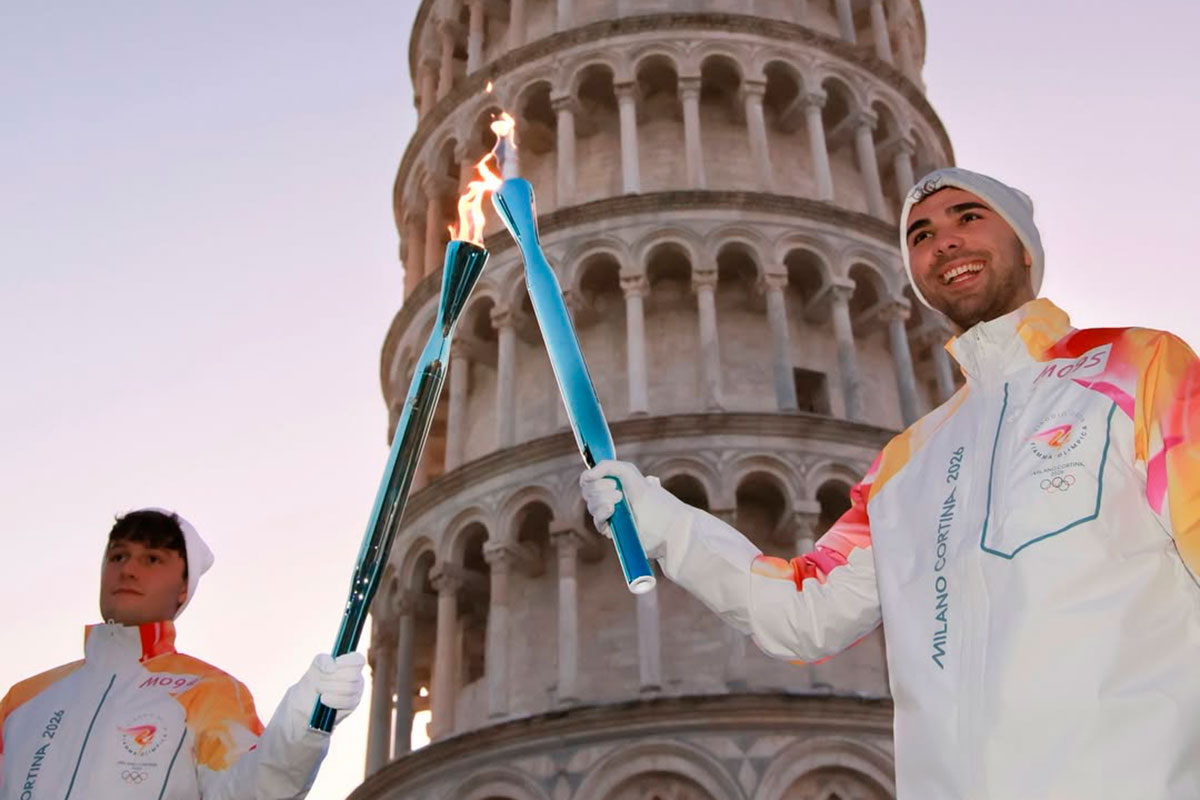 Экипировка факелоносцев в момент открытия Олимпиады в Италии.