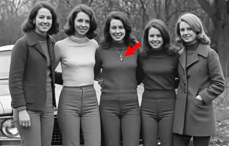 Обратил внимание, что украшение имеется только у центральной девушки. Возможно, она лидер и заводила этой группы