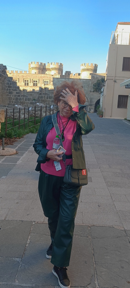 Пустынная неизвестность на острове Родос. Фото из архива, на котором автор  безуспешно пытается защитить причёску от ветра 