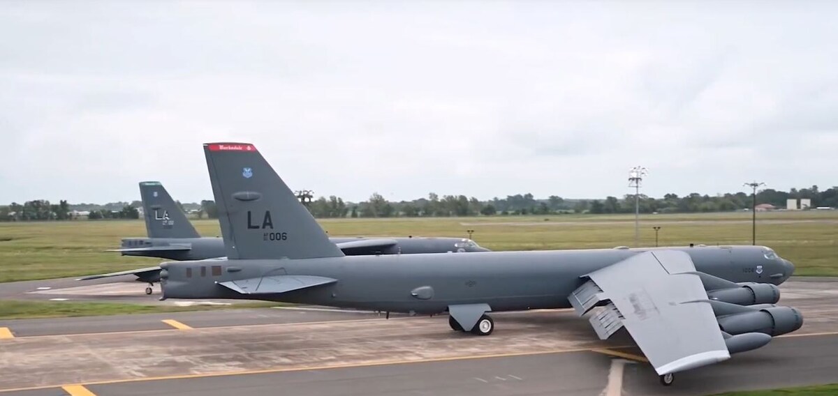 Boeing B-52H Stratofortress — американский стратегический бомбардировщик, который на протяжении нескольких десятилетий является основным самолётом дальней авиации ВВС США.