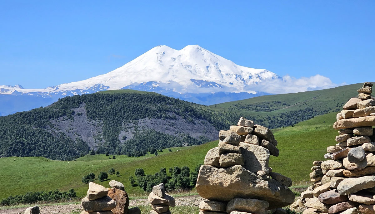 Высота горы Эльбрус — 5642 метра над уровнем моря. Попробуйте угадать, какая из вершин на фото выше другой всего на 21 метр.