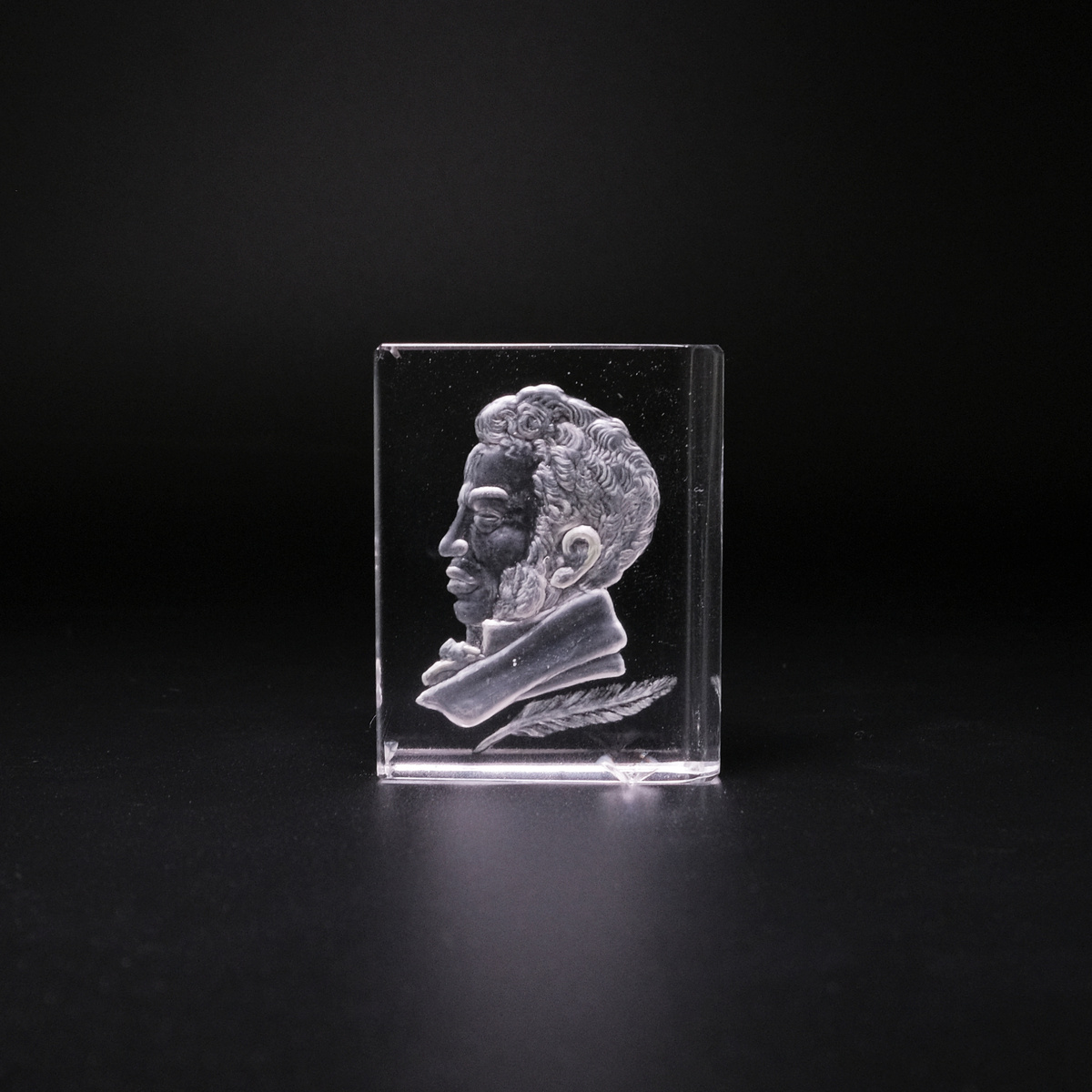 Инталия «Пушкин». 1994. Горный хрусталь, «обратная» низкорельефная резьба. Жуков Анатолий Иванович