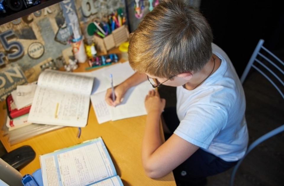    По состоянию здоровья мальчик не может ходить на уроки в школу, поэтому обучается на дому по индивидуальному учебному плану. Николай ОБЕРЕМЧЕНКО