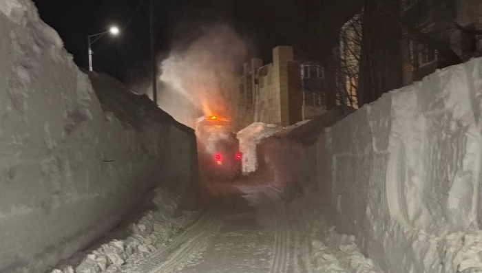 Дорогу сквозь снег к «Снежному пути» борцы со снегом ещё пробить не сумели / фото: телеграм-канал администрации Петропавловск-Камчатского городского округа