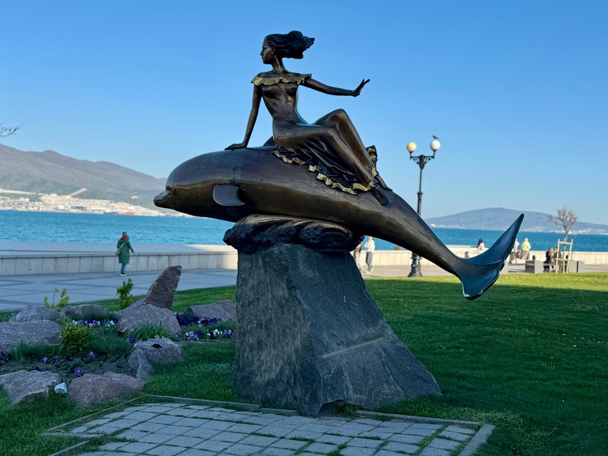 По пути столько красоты, что никуда уходить с маршрута не хочется. Только и делаешь, что останавливаешься для фото