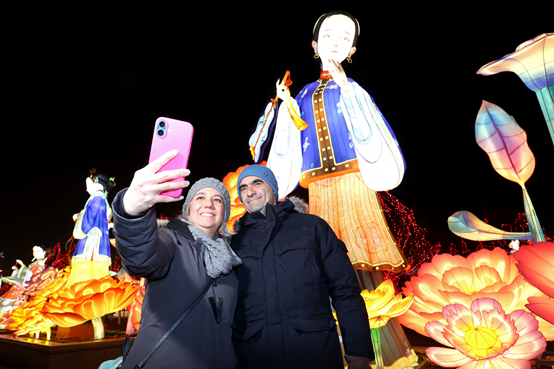 Вечером 3 февраля 2026 года посол Турции в Китае Сельчук Унал и его жена Резан Унал сфотографировались на фестивале фонарей в Янлюцине, Тяньцзинь. (Фото: Се Мин, Overseas Network) 2026年2月3日晚，土耳其驻华大使塞尔丘克·于纳尔与夫人莱赞·于纳尔在天津杨柳青灯展合影留念。（海外网 谢明 摄）