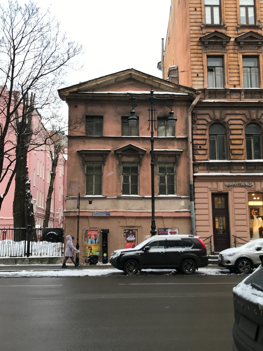 А этот сохранившийся флигель гораздо старше (1826), но реставрировать его не спешат. Рядом – фонари с круглыми прозрачными плафонами, тоже очень по-питерски