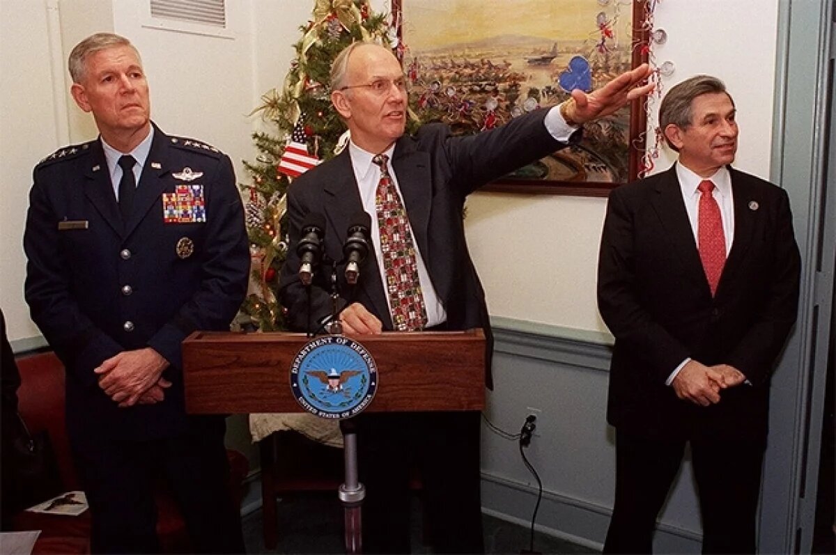   Сенатор от штата Айдахо Ларри Крейг (в центре) 13 декабря 2002 года, Пентагон.