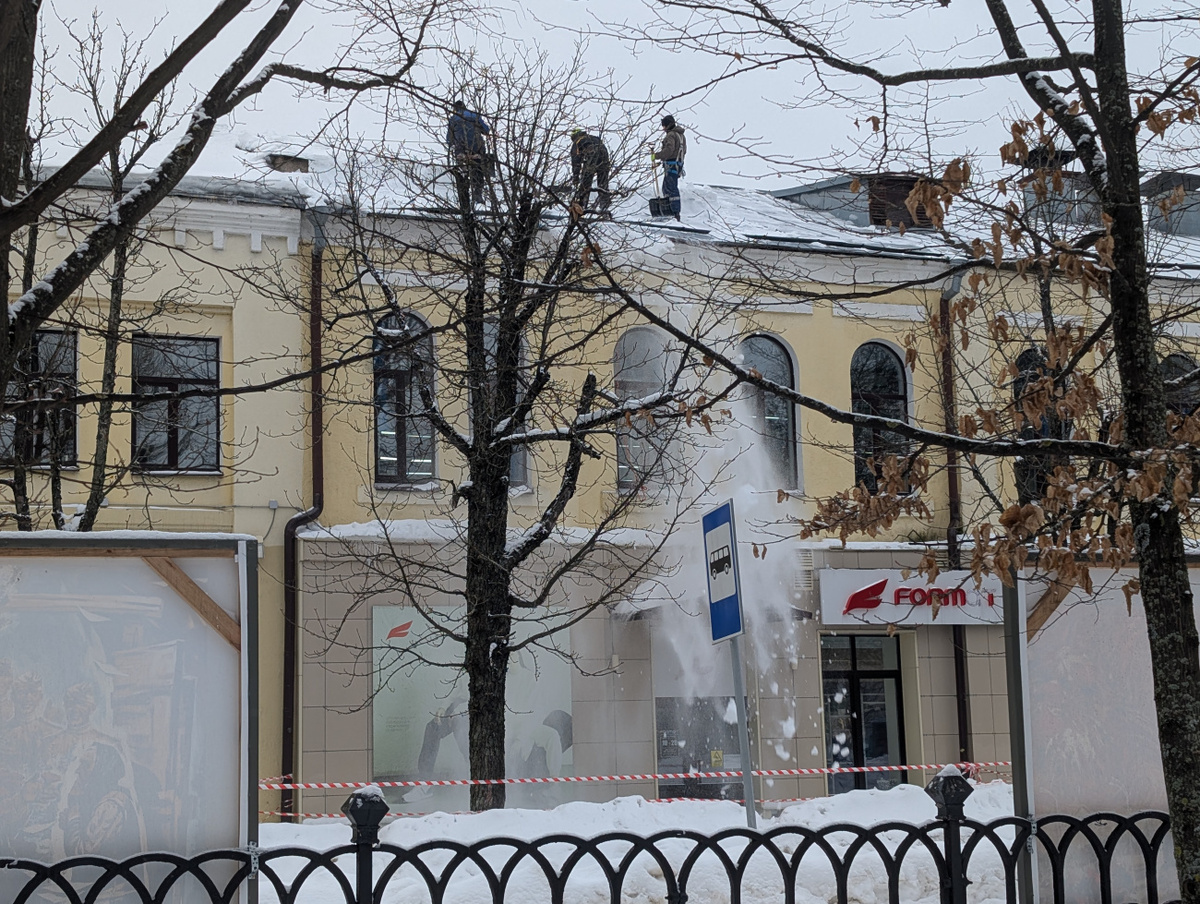    Снега на крыше по колено. На «Славянке» чистят кровлю ВИДЕО