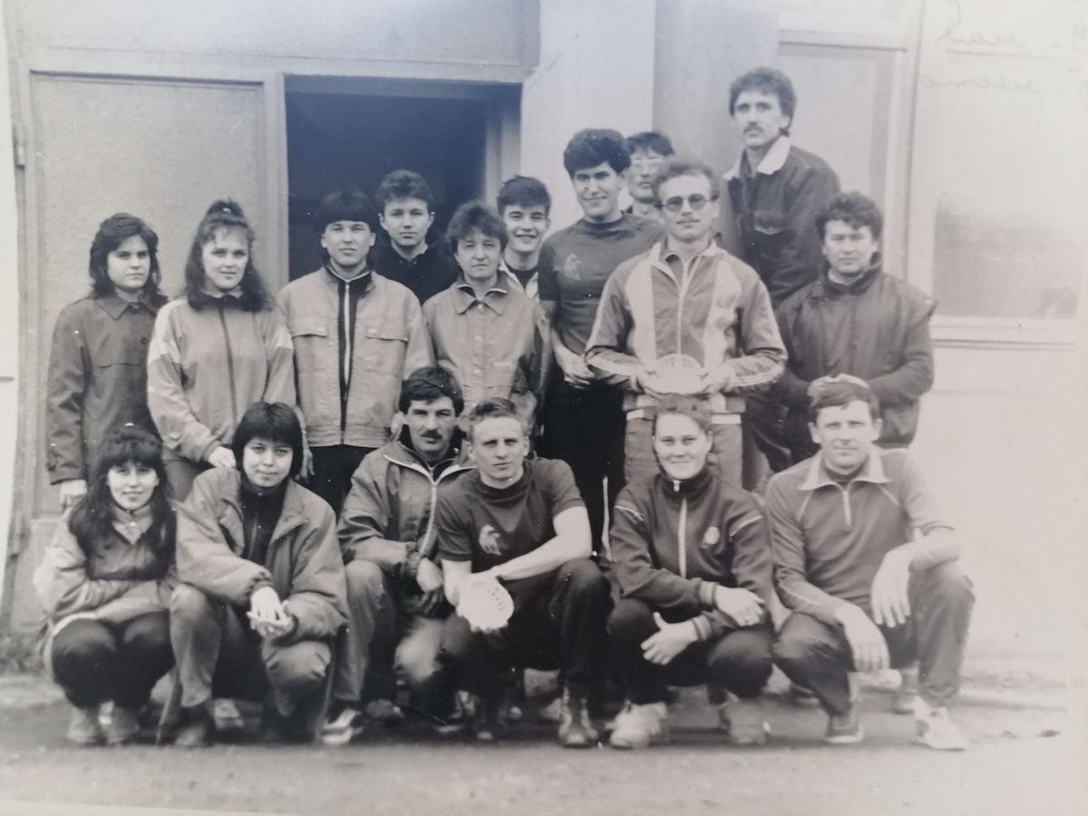 Спортсмены НЗАС, сборная по легкой атлетике, 80-годы. Мирослав Валикаев - верхний ряд, 3-й слева. 