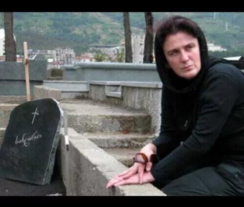 Мать убитого Сандро Гиргвлиани Ирина Энукидзе на могиле сына.